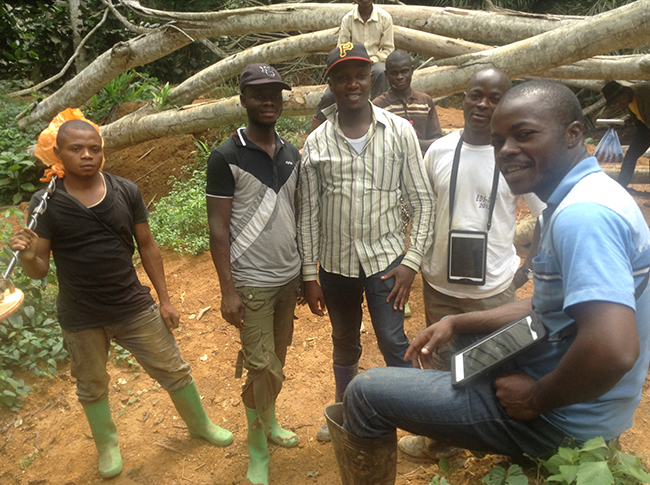 registration_agents_and_miners_at_the_mailomba_site.jpg